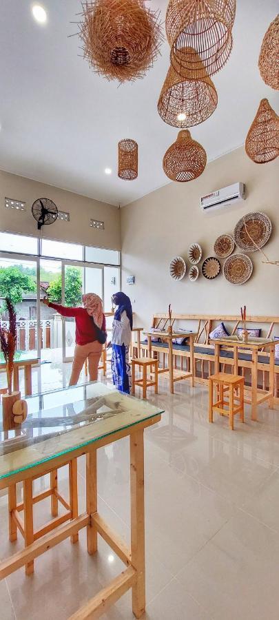 Summerfield Homestay And Cafe Pacitan Exterior foto